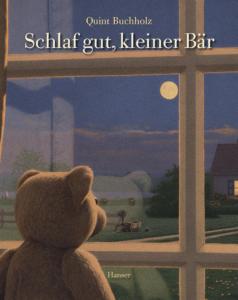 Titelseite des Buchs Schlaf gut kleiner Bär. Ein Plüschbär steht am Fenster und schaut hinaus in die Vollmondbeleuchtete Landschaft.