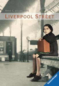 Titelseite des Buchs Liverpool Street. Ein Mädchen sitzt mit einem Koffer auf einer Bank.